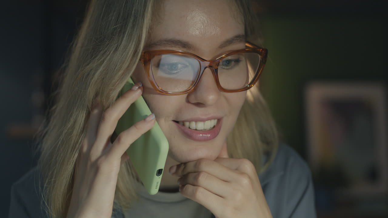 mujer hablando por teléfono