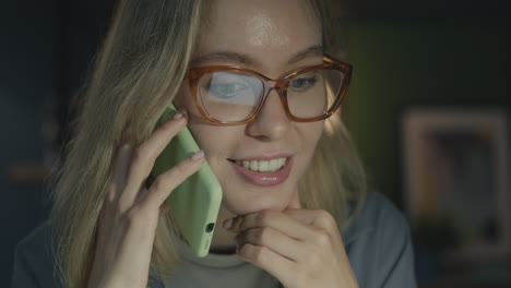 mujer hablando por telefono
