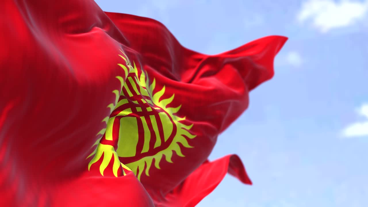 キルギスタンの国旗が晴れた日に風に吹かれています