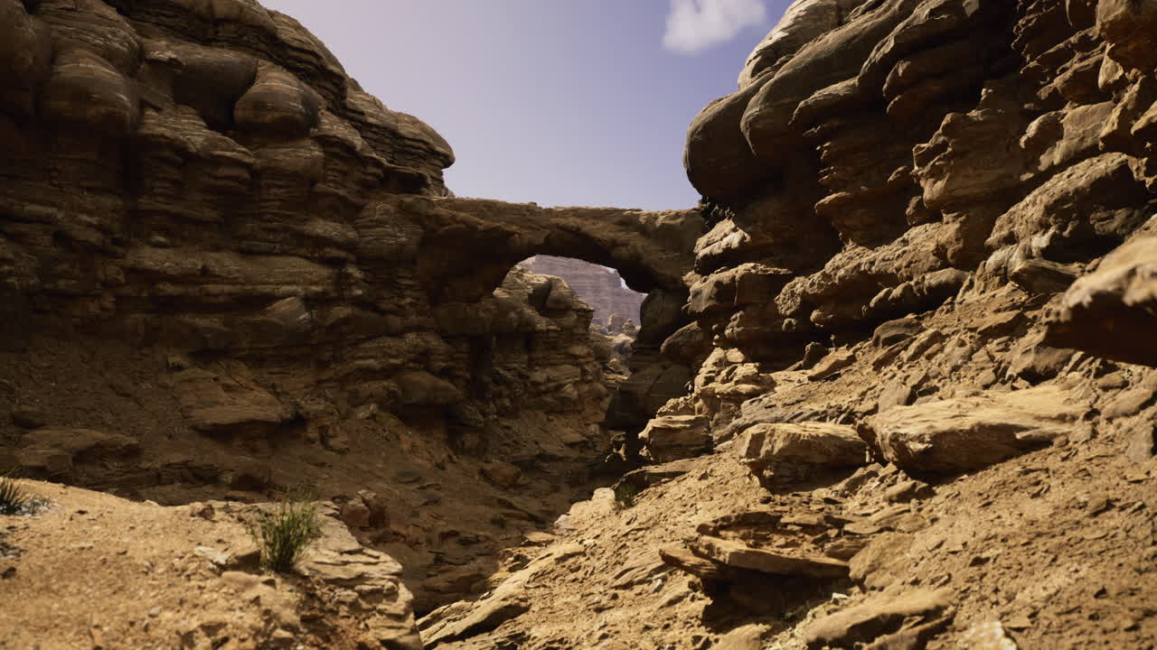 paisaje de cañón rocoso con formación de arco natural a la luz del día brillante