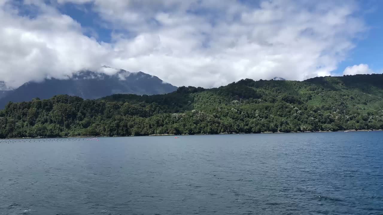 hiperlapso de isla verde a bordo de un ferry en el sur de chile