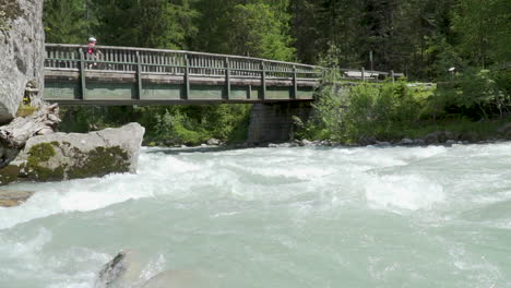 Puente-Sobre-El-Gran-Arroyo-En-El-Bosque-De-Los-Alpes-Italianos-A-Cámara-Lenta-100-Fps