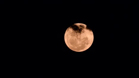 luna llena con nubes pasando
