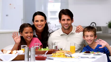 Familia-Sonriendo-Y-Saludando