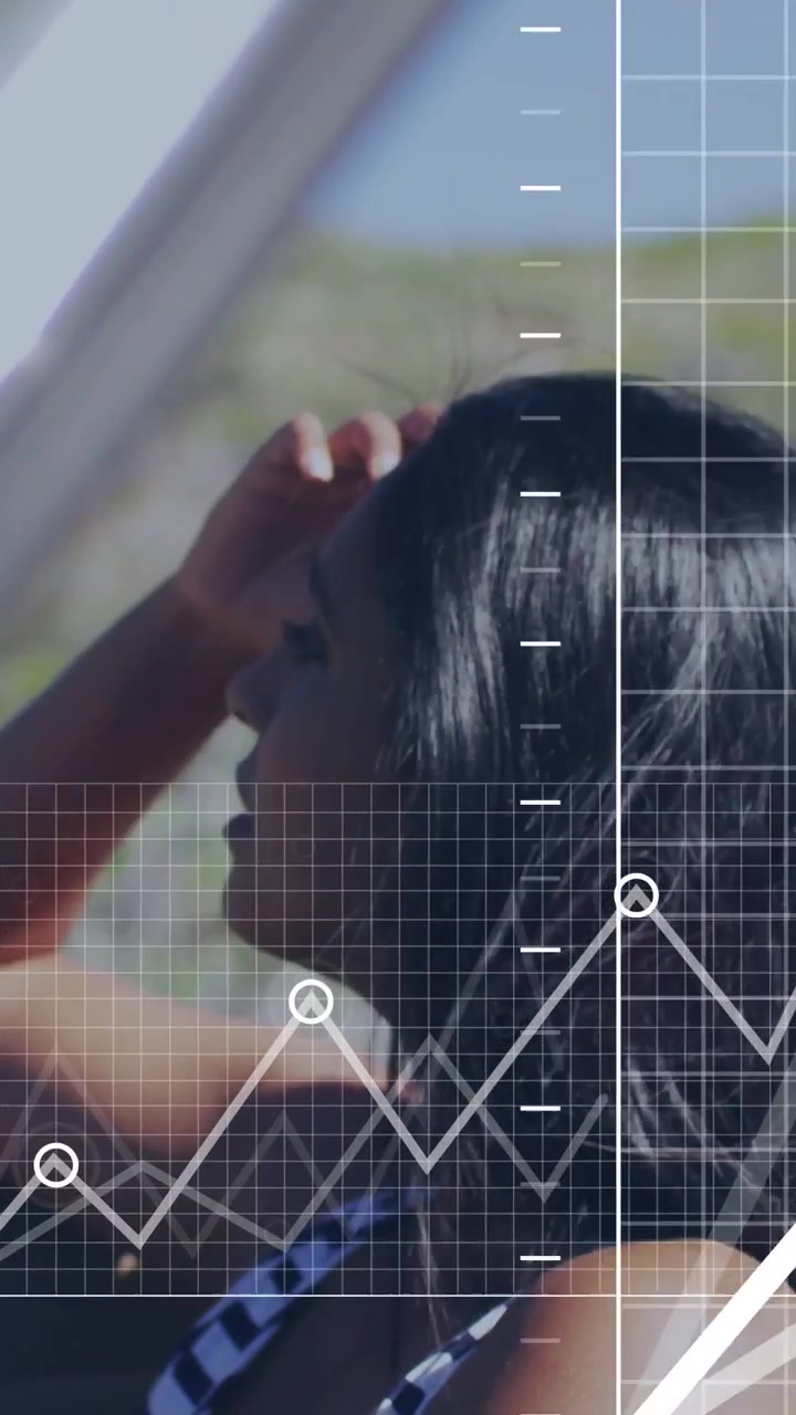 Una donna si ripara gli occhi dal sole e guarda fuori dalla finestra, mentre un'icona a forma di nuvola e grafici tecnologici si espandono.