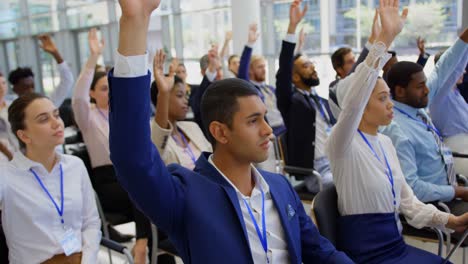 empresarios multiétnicos levantando la mano en el seminario de negocios 4k