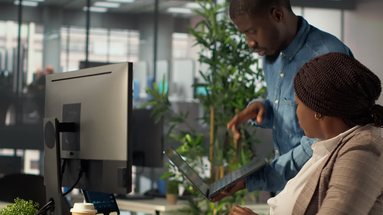 colaboración empresarial en la oficina moderna