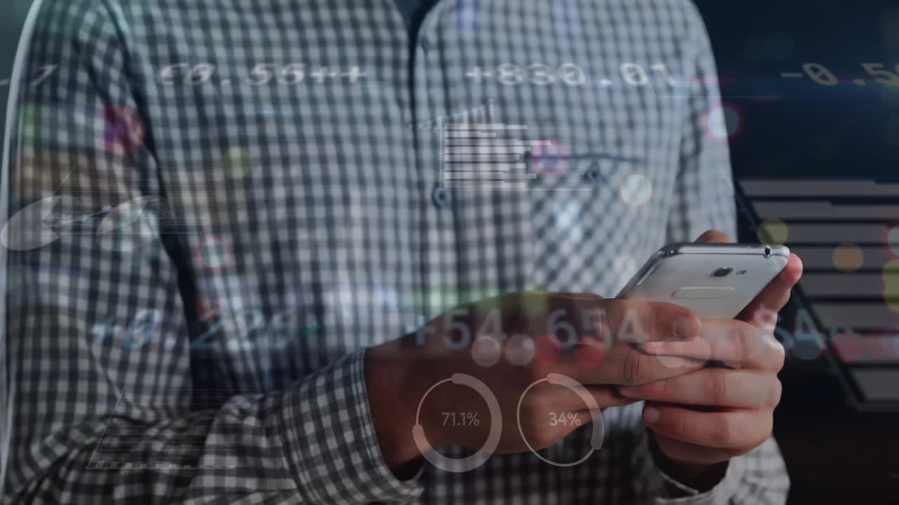 animación del procesamiento de datos financieros sobre un empresario caucásico que usa un teléfono inteligente