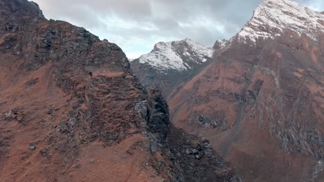 Schroffe-Berggipfel-Mit-Schnee-Unter-Einem-Weichen-Himmel-Im-Morgengrauen,-Ein-Gefühl-Von-Heiterer-Wildnis