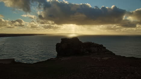 vista escénica del océano de los rayos celestiales de la luz del sol que brillan a través de las nubes en el océano en st