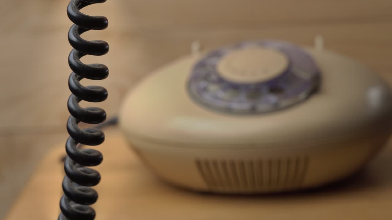 marcando un número en un viejo teléfono de alambre vintage, recoger el teléfono y llamar