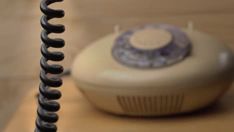 marcando un número en un viejo teléfono de alambre vintage, recoger el teléfono y llamar