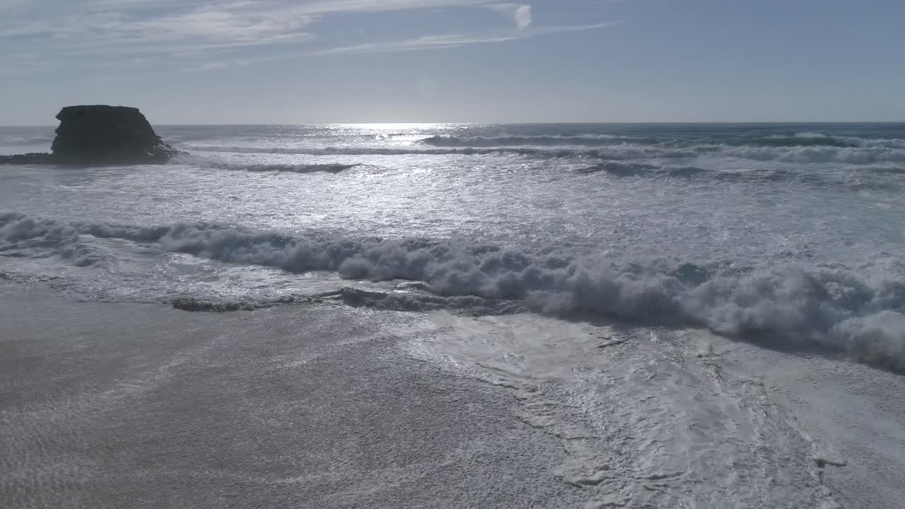 공중 전망 아름다운 해변은 바다의 파도와 모래 해변에 떨어지는 물의 전망을 가지고 있습니다.