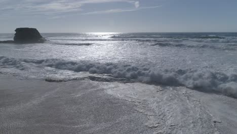 Vista-Aérea-Hermosa-Playa-Con-Vistas-De-Las-Olas-Del-Océano-Y-El-Agua-Rompiendo-En-La-Playa-De-Arena