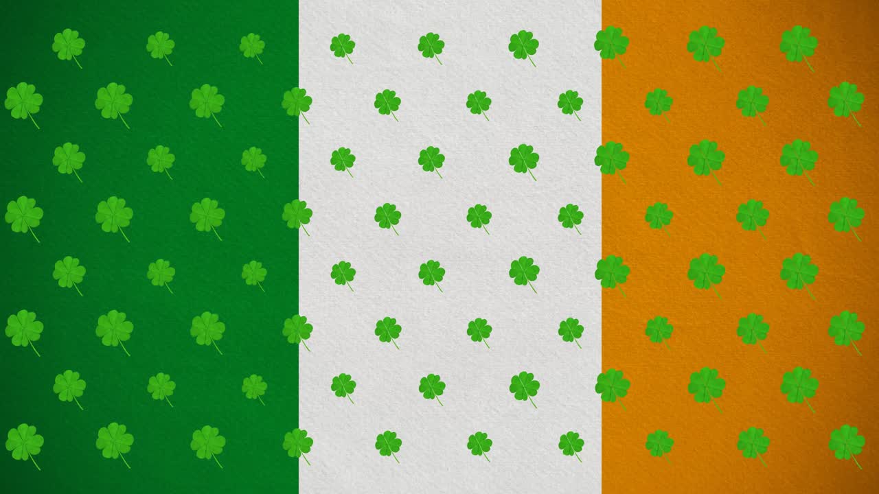 Animazione digitale di molteplici foglie di trifoglio che si muovono contro la bandiera irlandese.