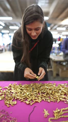 mujer comprando joyas de oro en un mercado