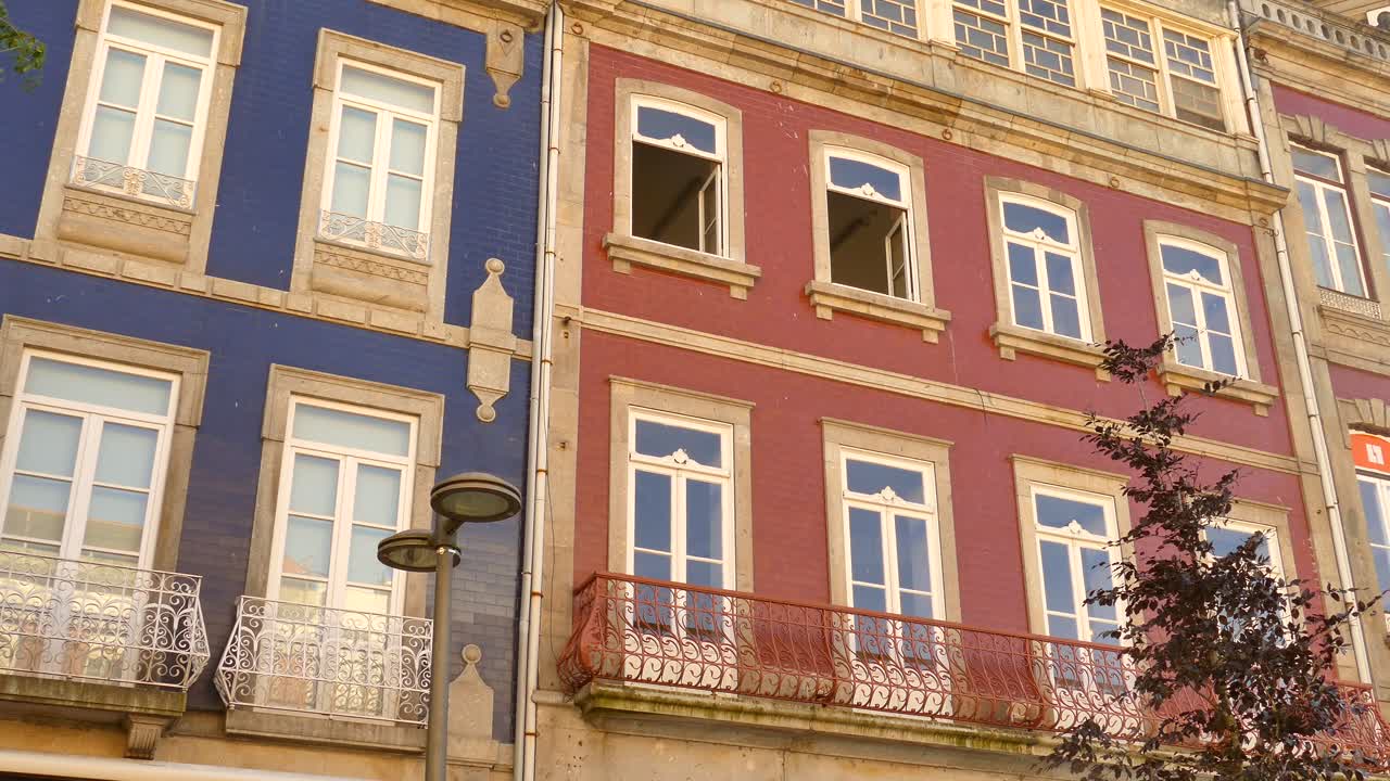 detalle de ventanas y balcones arquitectónicos en braga, portugal