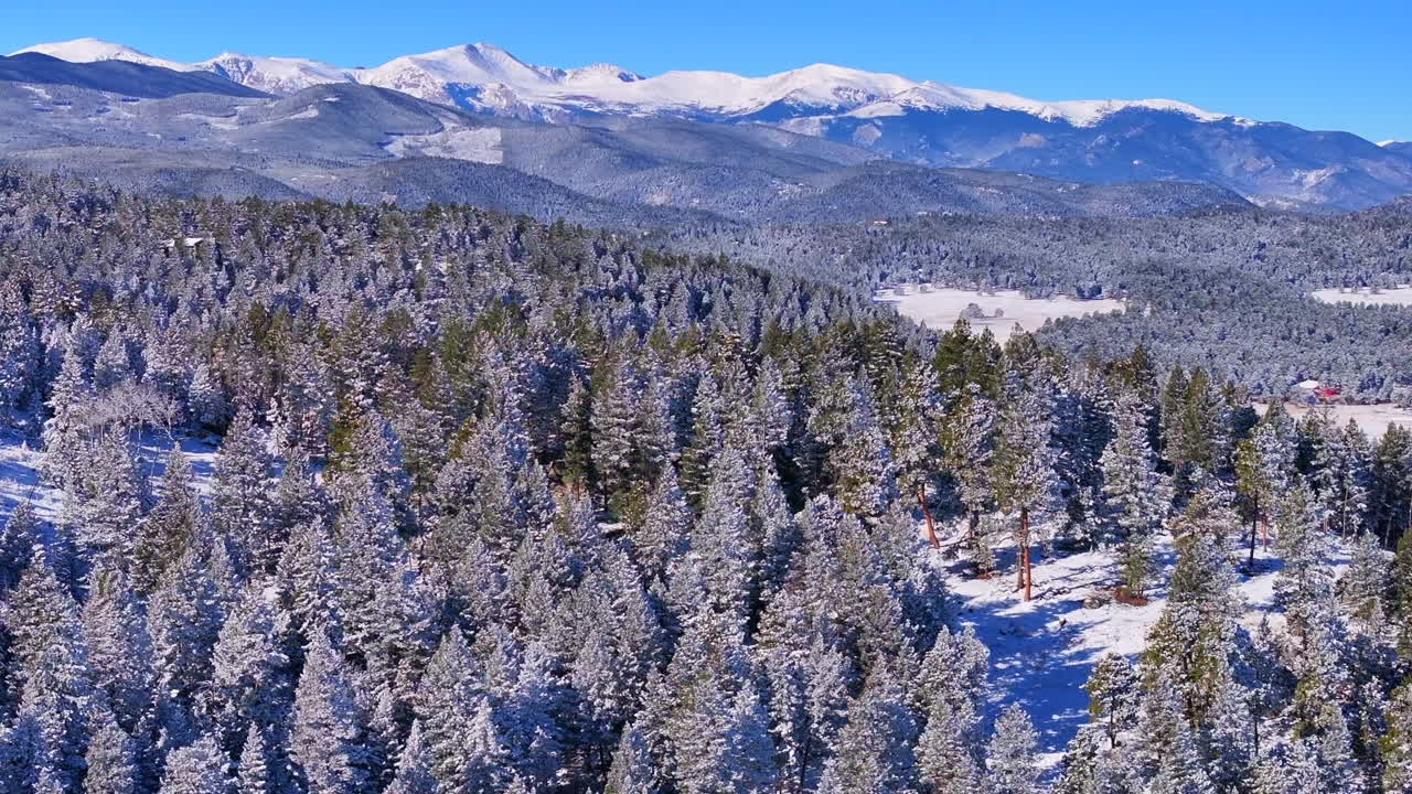 navidad primera nieve siempre verde tres hermanas frente rango denver monte cielo azul evans drone cinematográfico aéreo crujiente congelación mañana fría hermoso cielo azul pinos helados zoomado hacia adelante pan movimiento
