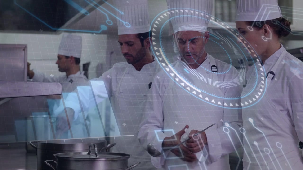 Capo chef che assaggia una pentola di brodo, gesticolando e istruendo il sous chef in una cucina di ristorante con HUD
