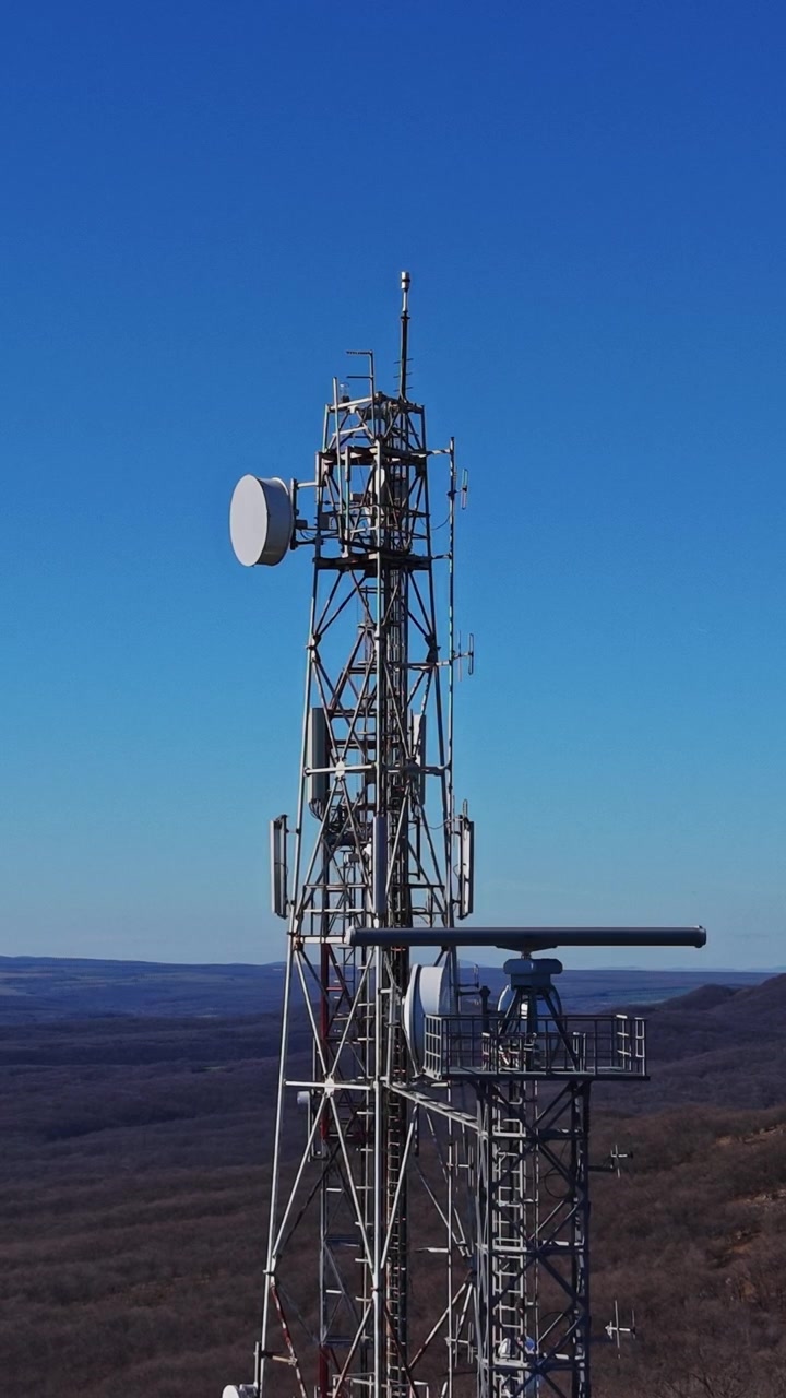 La torre di comunicazione si erge alta tra le verdi colline in una giornata limpida