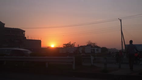 Beschäftigt-Afrika-Straße-Fahrzeug-Straßen-Sonnenaufgang-Autos-Autobahn-Fahrender-Verkehr-Sonnenuntergang