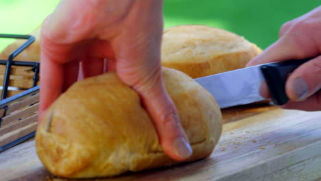 disparo de detalle, cortando pan de baguette