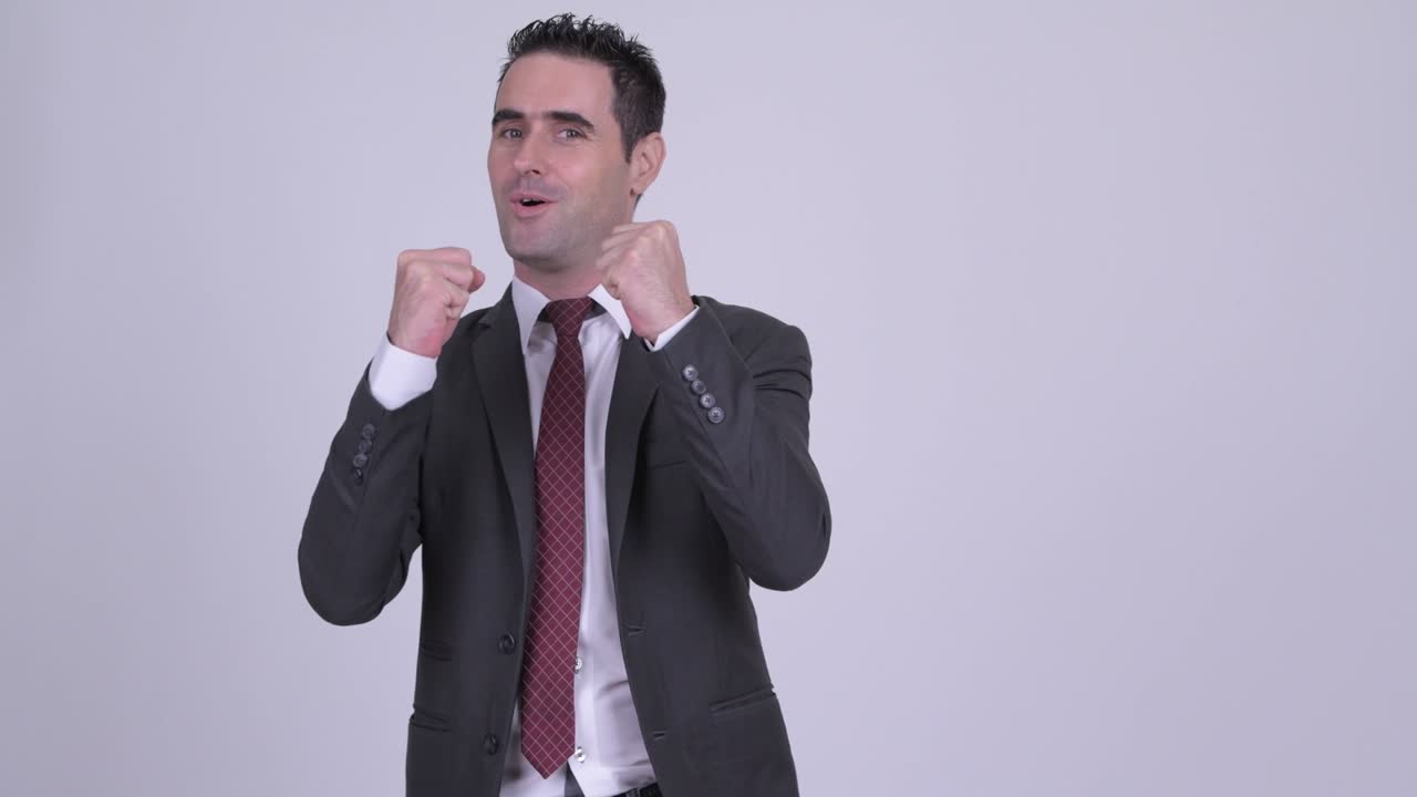 feliz hombre de negocios guapo