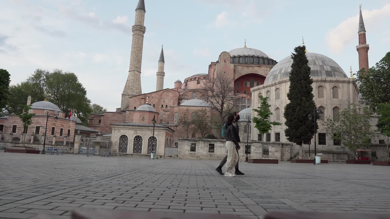 pareja de turistas caminando cerca de hagia sophia en tiempo de cuarentena covid19