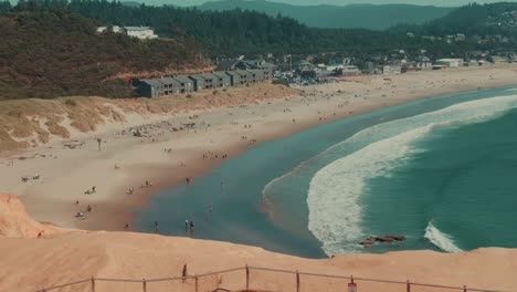 Playa-Turística-Aérea-De-4k-En-La-Costa-Oeste-Con-Dunas-De-Arena-En-Primer-Plano