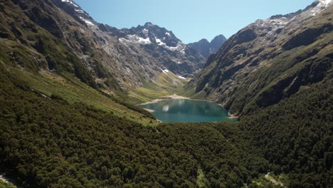 Beautiful-Lake-Marian-surrounded-by-high-mountain-peaks,-Fiordland-National-park,-New-Zealand