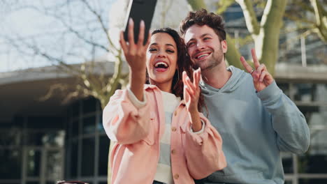 selfie, signo de paz y una pareja en la universidad posando