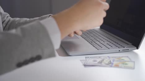 inversión financiera. un hombre de negocios contando dinero en su oficina.