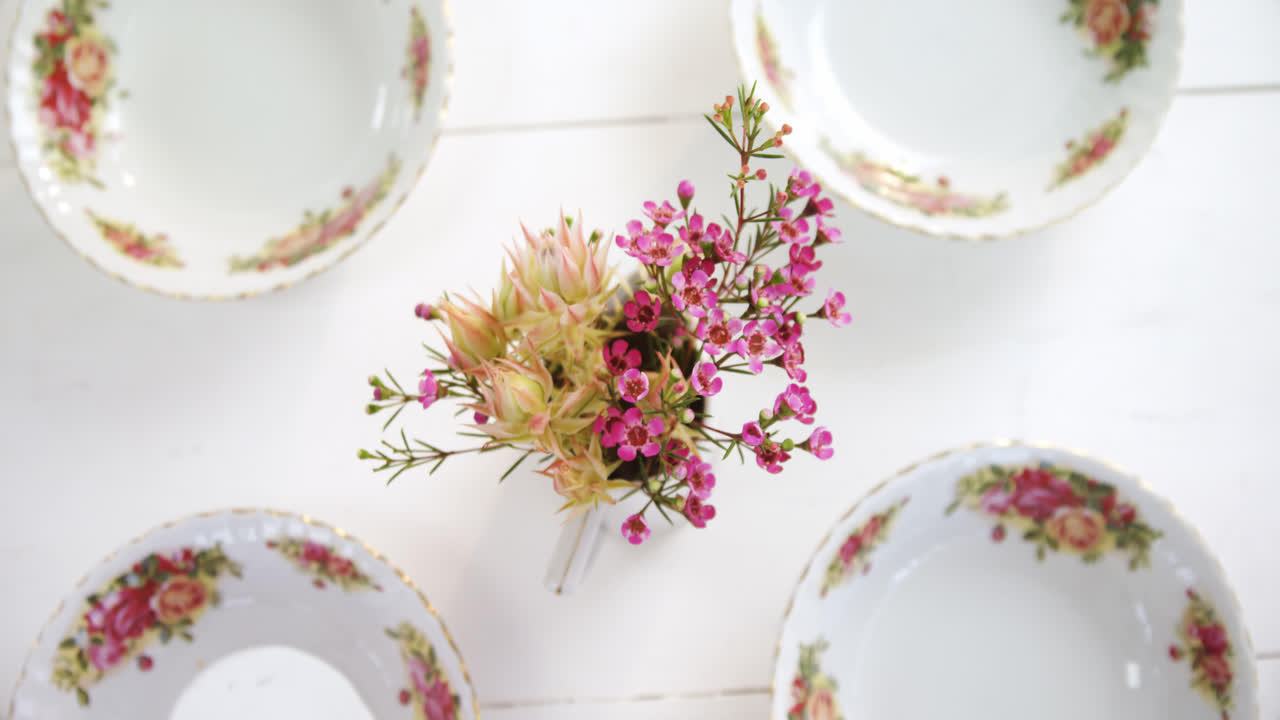 varios cubiertos en la mesa de madera 4k