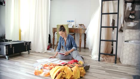 sastre femenino trabajando en el salón