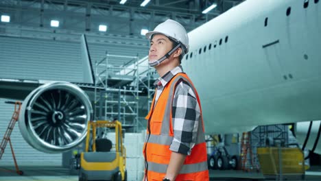 técnico de mantenimiento de aeronaves en el hangar