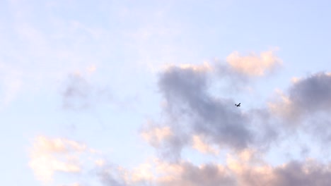 vista lejana del avión volando desde el cielo con horizonte colorido durante la puesta de sol