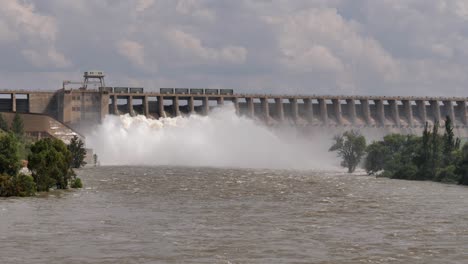 aguas bravas brotan de los vertederos de las represas hidroeléctricas para aliviar las inundaciones de primavera