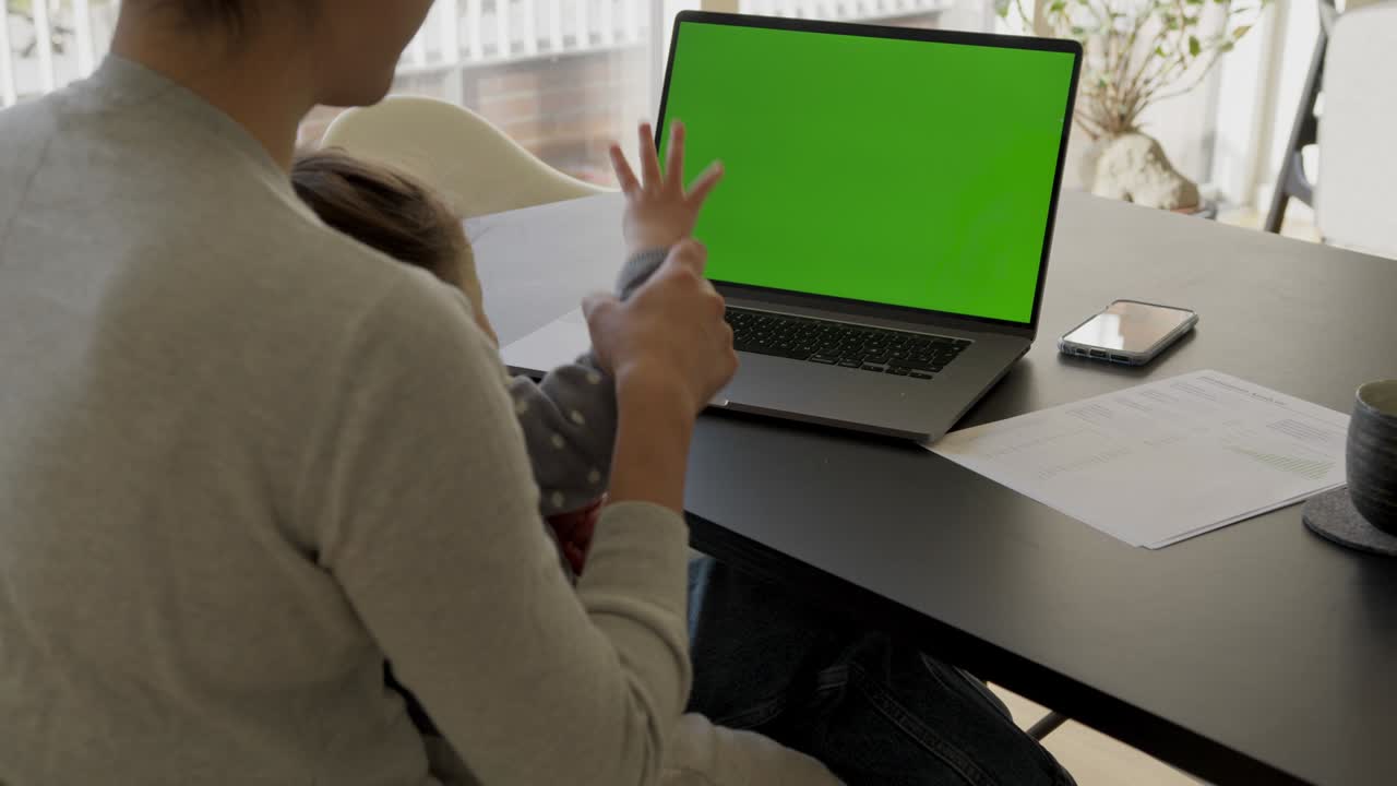 mantenerse en contacto con los seres queridos y cercanos