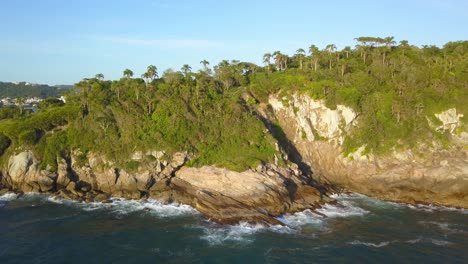 Toma-Aérea-Izquierda-De-La-Trilha-Da-Sepultura,-Una-Zona-De-Senderismo-En-Bombinhas,-Brasil