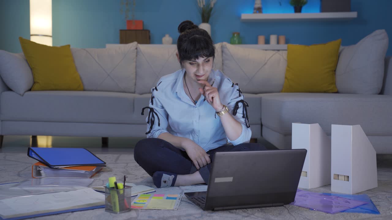 mujer trabajadora de oficina en el hogar que se embarca en el emprendimiento.