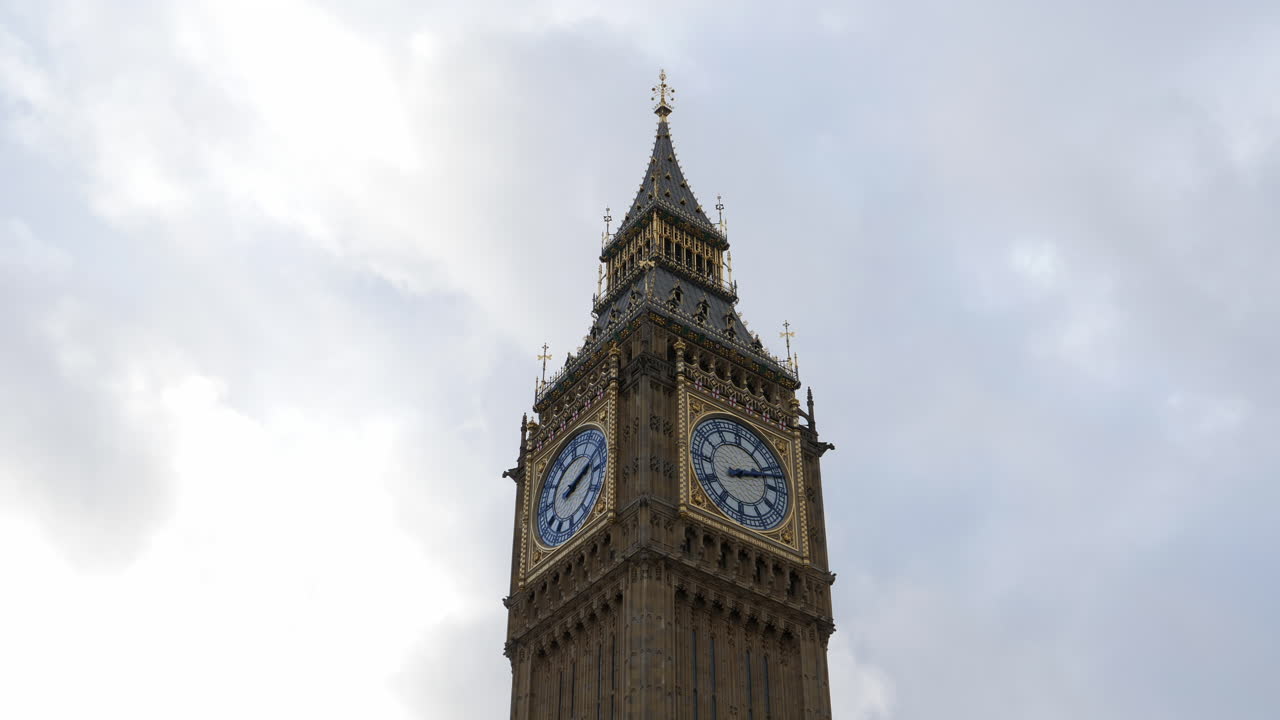 tiro de ángulo bajo de la torre del reloj big ben contra el cielo nublado