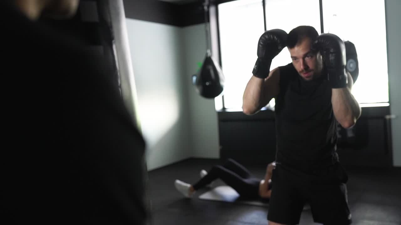 체육관 에서 권투 하는 남자