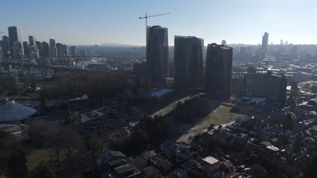 Três Torres Silhuetadas de Edifício em Construção em Vancouver, Canadá. - Tomada aérea.