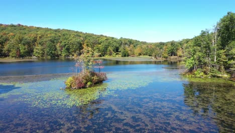 Lake-islands-and-majestic-landscape-in-Harriman-State-Park,-aerial-view