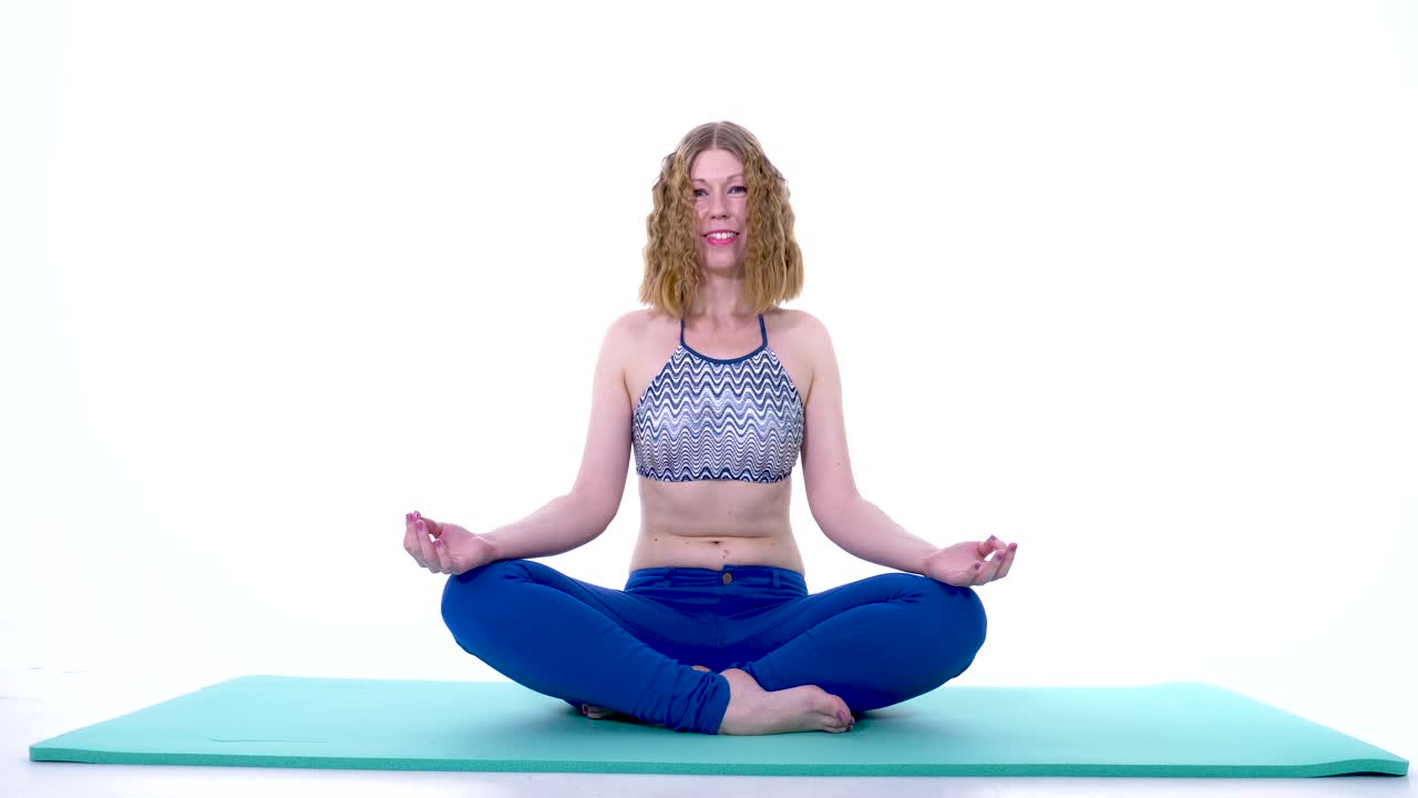 Jovem Mulher Cacheada na Natureza em Posição de Yoga Fácil, Sukhasana com Gesto de Mão Gyan Mudra, Vista Estática de Estúdio