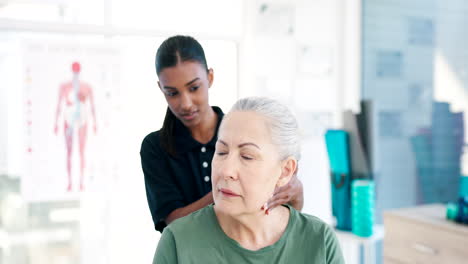 Fisioterapeuta,-Mujer-Mayor-Y-Soporte-Para-El-Cuello.