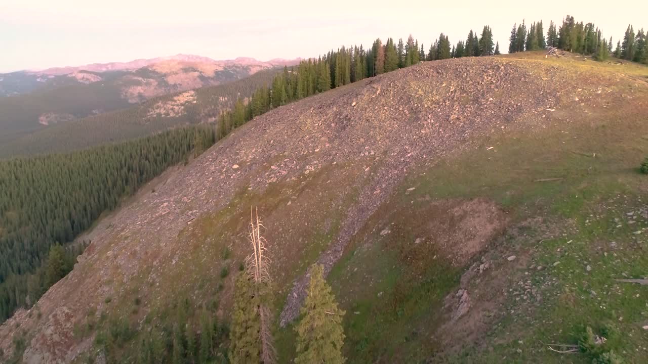 vuelo de drones en la hora dorada en el desierto de la sartén en colorado
