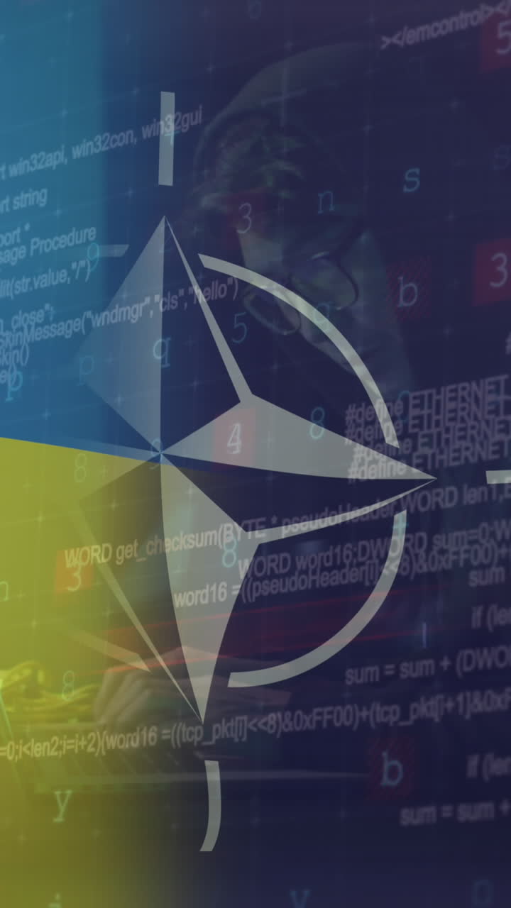 animación de un hacker caucásico y procesamiento de datos sobre la bandera de la otan y ucrania