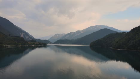 Vista-Aérea-Sobre-El-Lago-Ledro,-Trentino,-Italia