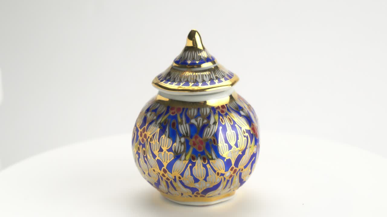 ротация известного красивого сувенира кубок бенджаронг фарфора таиланда.